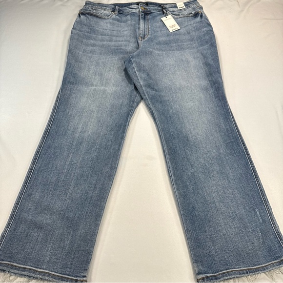 NWT Judy Blue Jeans Women’s Plus 22W Light Wash Distressed Mid Rise Dad Jeans - Picture 1 of 7